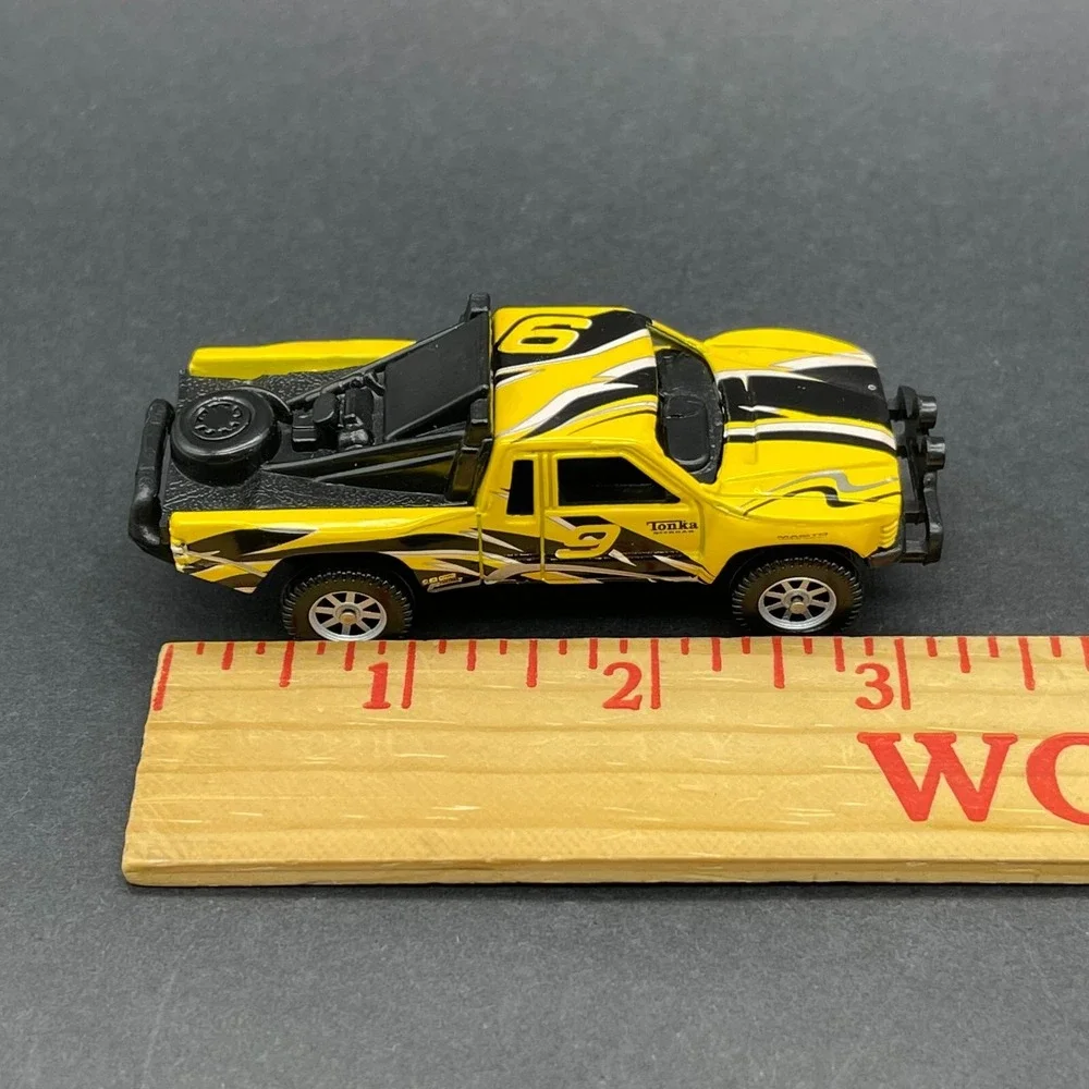 Maisto Tonka '86 Toyota SR5 Prerunner Pickup Truck Yellow 1/64 WorkingSuspension